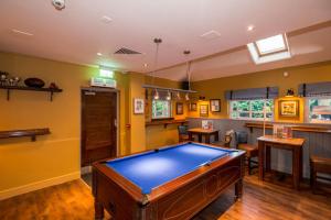 een pooltafel in een kamer met een bar bij Wee Waif by Greene King Inns in Reading