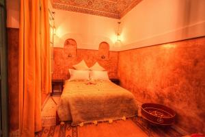 1 dormitorio con 1 cama en una habitación en Riad 111 & Spa, en Marrakech