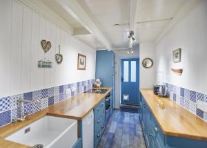 Kitchen o kitchenette sa Host & Stay - Gull's Haven Cottage