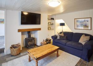 TV a/nebo společenská místnost v ubytování Host & Stay - Gull's Haven Cottage