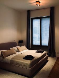 1 dormitorio con cama y ventana grande en BonusFeature Apartments en Berlín