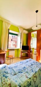 1 dormitorio con cama, escritorio y ventana en Casa degli Aranci, en Sorrento