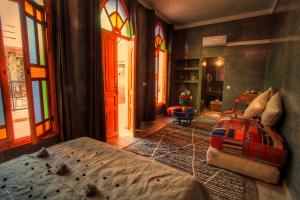 um quarto com uma cama e vitrais em Riad 111 & Spa em Marrakech