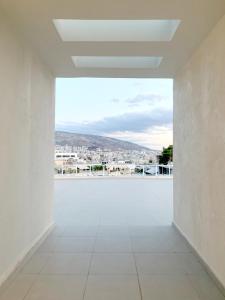 Camera bianca vuota con vista sulla città di Kolonaki Terrace ad Atene