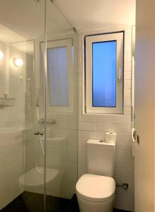 雅典的住宿－Kolonaki Terrace，一间带卫生间和玻璃淋浴间的浴室