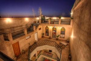 una vista aérea de un edificio con balcón en Riad 111 & Spa en Marrakech