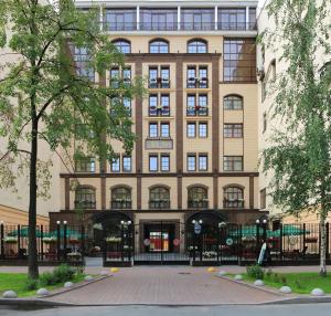 a large building with a courtyard in front of it at Nashotel in Saint Petersburg