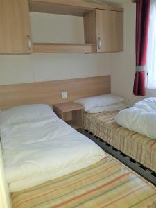 um quarto com duas camas e uma janela em 720 Holiday Resort Unity, Brean em Brean