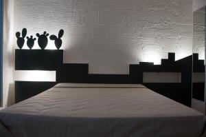 una camera da letto con un letto con due vasi sopra di La Torre GMA Tourism a Torre Lapillo