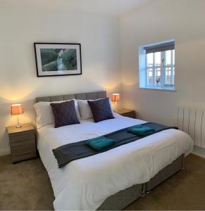 Un dormitorio con una gran cama blanca con dos lámparas. en Ashbrook Lewis - two bedroom, two bathroom cottage nr Harwell Oxford, en Didcot