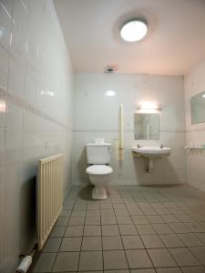 Bathroom sa Longforgan Coaching Inn