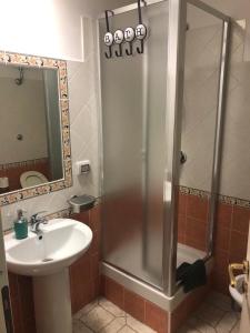 ナポリにあるCaToledoのバスルーム(シャワー、シンク付)