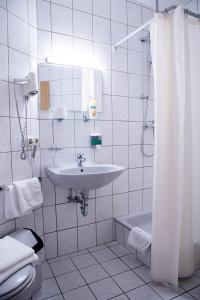 Koupelna v ubytování Lothringer Hof + 37 fotografií