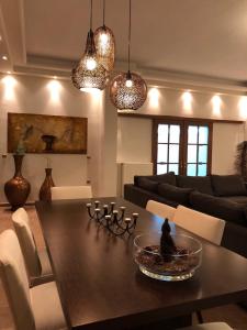 una sala de estar con una mesa y un sofá en Villa Dreamcatcher, en Katochori