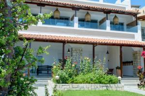 Vonkajšia záhrada v ubytovaní Laia Seafront Luxury Apartments