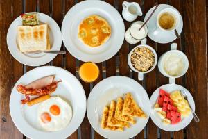 אפשרויות ארוחת הבוקר המוצעות לאורחים ב-Promtsuk Buri