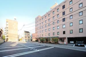 an empty street in front of a large building at APA Hotel Maebashieki-Kita in Maebashi