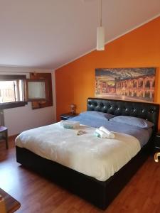 sypialnia z dużym łóżkiem i obrazem na ścianie w obiekcie MM Apartments w Weronie