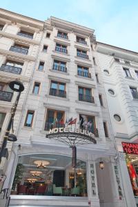 - un grand bâtiment blanc avec un panneau hôtelier dans l'établissement Hotel Bulvar Istanbul, à Istanbul