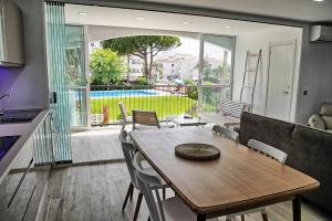 una cucina e una sala da pranzo con tavolo e sedie di Neenies Nerja - Carabeo Luxury Apartment a Nerja