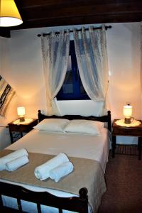Un pat sau paturi într-o cameră la Villa Marzi Kalymnos