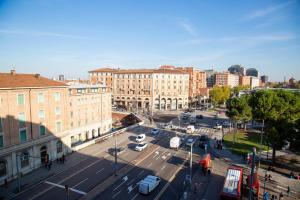 uma vista aérea de uma rua da cidade com carros e edifícios em Porta Galliera Apartment em Bolonha