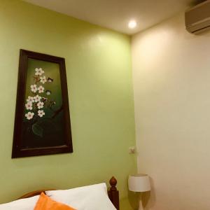 Postel nebo postele na pokoji v ubytování โรงแรมฟร้อนบีช frontbeach