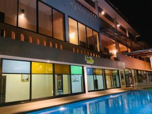 Bazén v ubytování โรงแรมฟร้อนบีช frontbeach nebo v jeho okolí