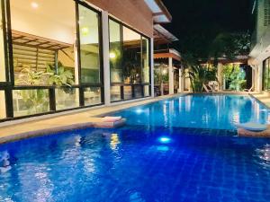 Bazén v ubytování โรงแรมฟร้อนบีช frontbeach nebo v jeho okolí