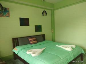 Postel nebo postele na pokoji v ubytování โรงแรมฟร้อนบีช frontbeach