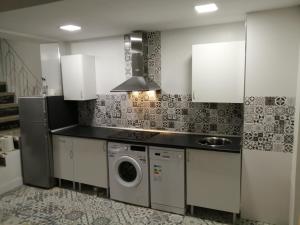 a kitchen with a washing machine and a sink at Casa Rute in Rute