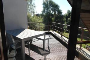 eine Veranda mit einer Bank und einen Balkon mit Aussicht in der Unterkunft 19 Brussels Expo in Wemmel