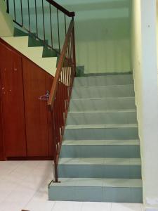 una escalera en un edificio con escalones verdes en Muslim Homestay Ustaz 2, en Taiping
