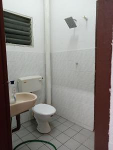 y baño con aseo y lavamanos. en Muslim Homestay Ustaz 2 en Taiping