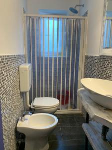 een badkamer met een toilet en een wastafel bij Violetta Portofino by PortofinoVacanze in Rapallo