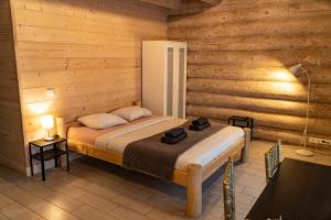 um quarto com uma cama numa parede de madeira em Du Horizontai em Molėtai