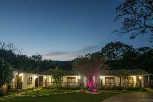 una casa por la noche con luces en el patio en Casa de Violeta Pousada en Tiradentes