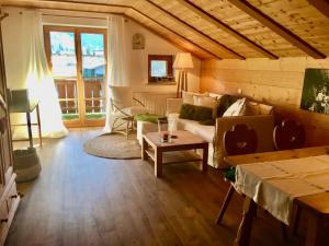 una sala de estar con un sofá y una mesa en Landhaus Berktold, en Oberstdorf