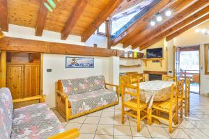 a living room with a table and a chair at La Gran Becca A in Antey-Saint-André
