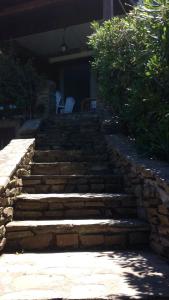 un escalier en pierre menant à une maison dans l'établissement La Finestra su Stintino 2, à Stintino