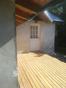 un porche con una puerta blanca y un edificio en Departamento Laguna Blanca en San Carlos de Bariloche