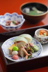 un piatto di cibo con verdure su un vassoio di Tazuru a Kyoto