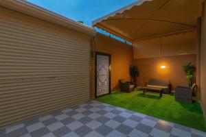 een achtertuin met een patio met een groen gazon bij BayatAbha in Abha