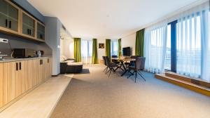 Il comprend une cuisine et un salon avec une table et des chaises. dans l'établissement A&M Hotel with free parking, à Plovdiv