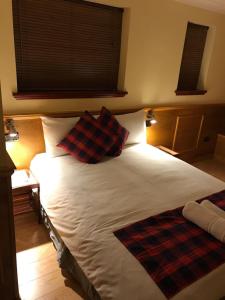 1 dormitorio con 2 almohadas en Bala House, en Edimburgo
