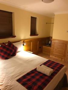 a hotel room with a bed and two nightstands at Bala House in Edinburgh