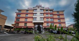 Un grand bâtiment avec un panneau en haut dans l'établissement A&M Hotel with free parking, à Plovdiv