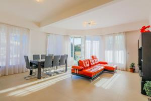 ニースにあるMETROPOLE AP4113 Nice, by Riviera Holiday Homesのリビングルーム(赤いソファ、テーブル付)