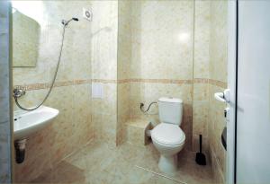 Koupelna v ubytování Best Rest Guest Rooms + 20 fotografií