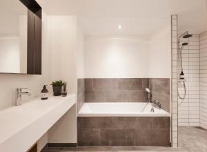 e bagno con vasca e doccia. di Comwell Kolding a Kolding
